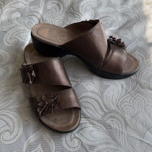 Dansko Metallic Brown Leather Sandals Floral Accent Size 7 37 adjustable clogs